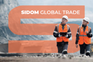 Dos trabajadores de minería avanzan caminando a la par, el logotipo de SIDOM se fusiona con el fondo de paisaje de montaña y se lee SIDOM Global Trade